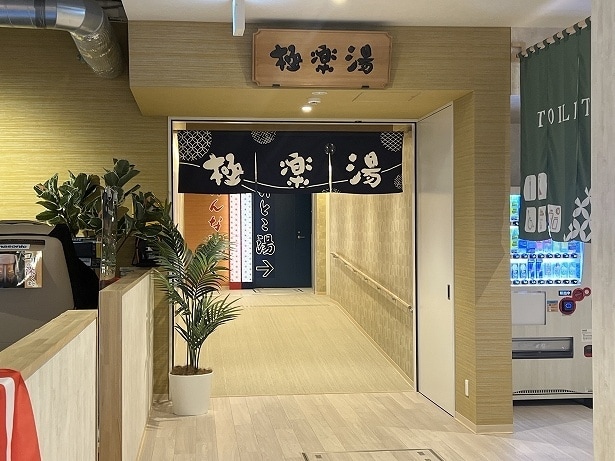 奥に向って広がる、細長い敷地が高架下ならでは