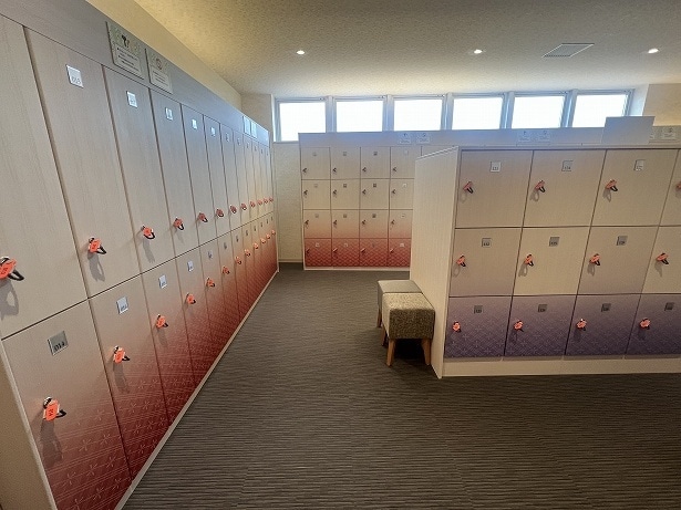 脱衣所にはサイズの異なる2タイプのロッカーがある