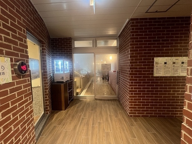 脱衣所から浴室に向かう途中に岩盤浴エリアがある