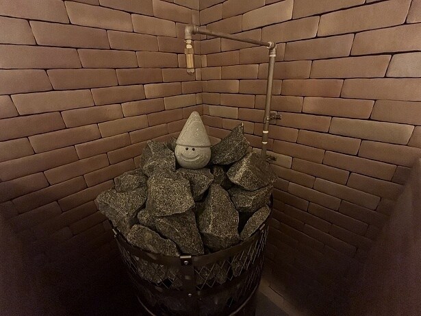 サウナストーンの上にはかわいいサウナトントゥが!