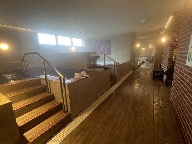 岩盤浴で汗をかいた館内着を脱ぎ捨て浴室へ