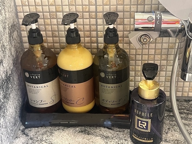 浴室にはシャンプー、コンディショナー、ボディソープ、洗顔&メイク落としが置かれている