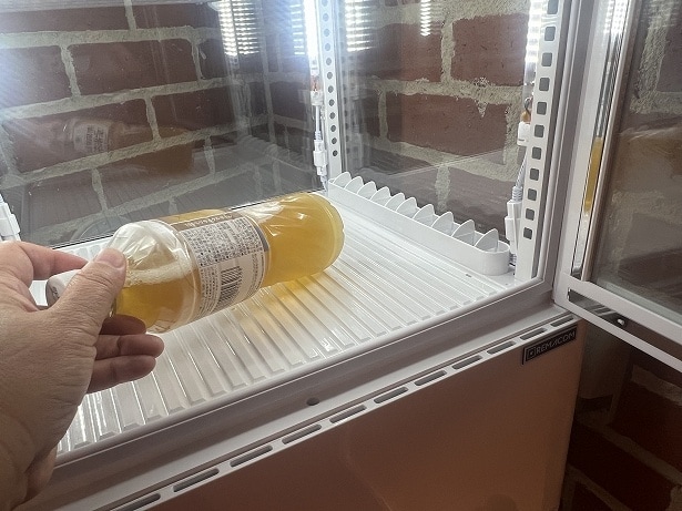 「あかり」の横の浴室手前には冷蔵庫があるのでドリンクを冷やしておける