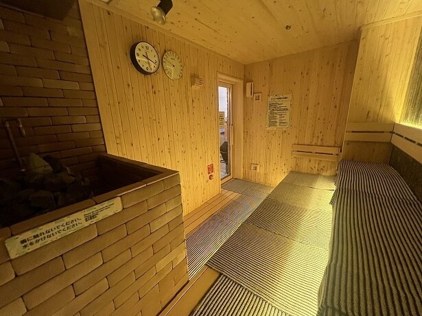 サウナ室の奥はストーブも近く、サウナ好きの人向け