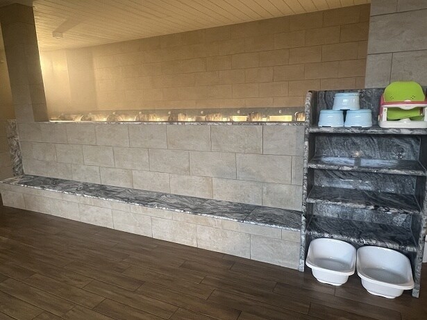 露天エリアが寒いときには浴室内で休憩するのもアリ