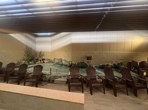 露天エリアにはととのい椅子がズラリ