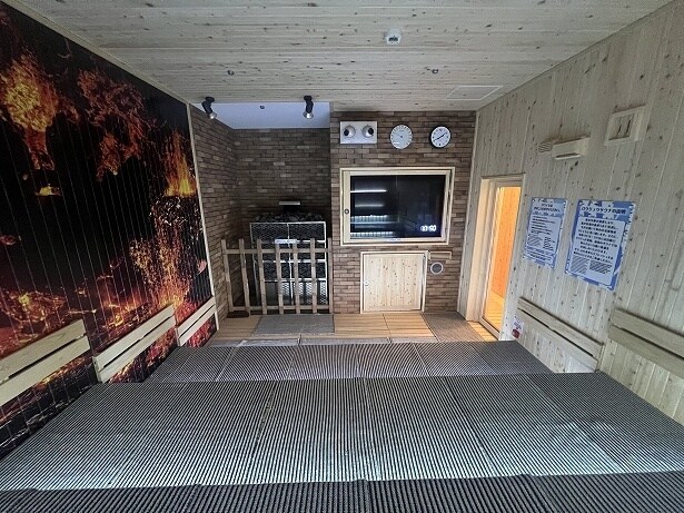 大型ストーブと強烈な熱波で体感温度を高める