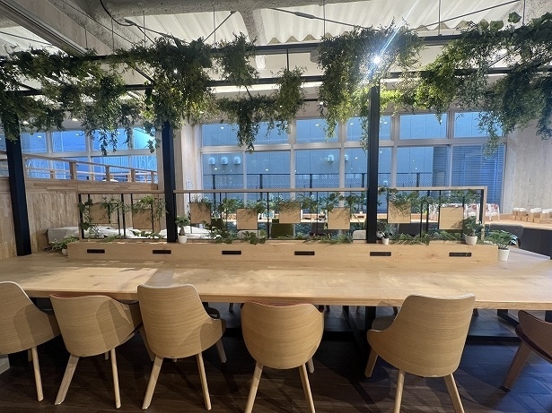 軽食だけならレストランの横のエリアで食べることもできる