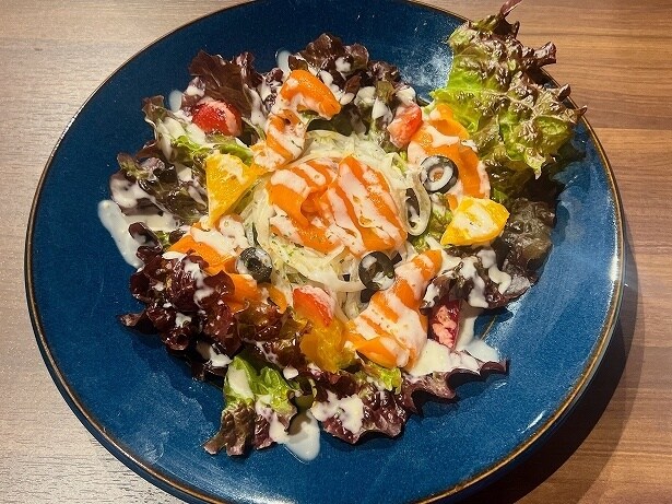 「とろ~り温玉シーザーサラダ」(790円、ハーフ630円)