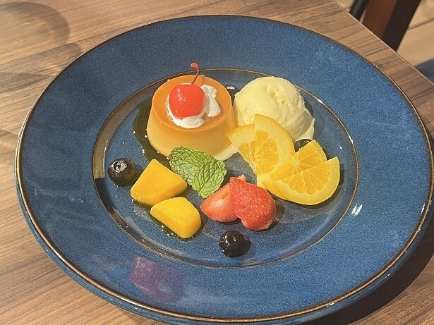 「プリンアラモード」(900円)