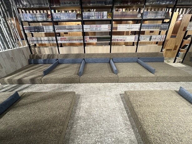 横になれるフラットなスペースもある