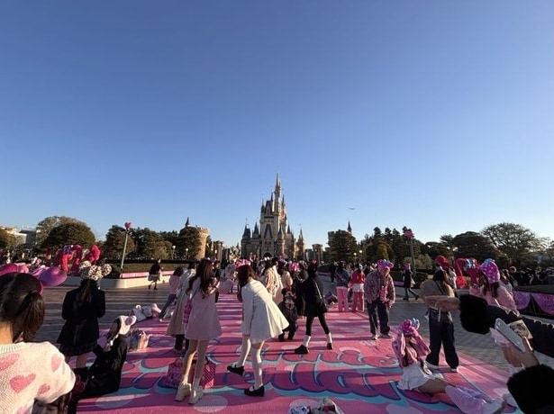 シンデレラ城正面のプラザの床面では水玉デザインのカーペットなどを楽しめる