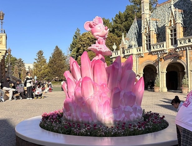 光輝くミニーの像なども登場！撮影したい場所が目白押しだ