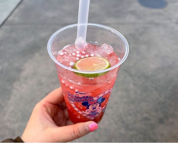 ストロベリーの果肉とライチゼリーが入った「スパークリングドリンク(ストロベリー＆ライチー)」もピンク色！