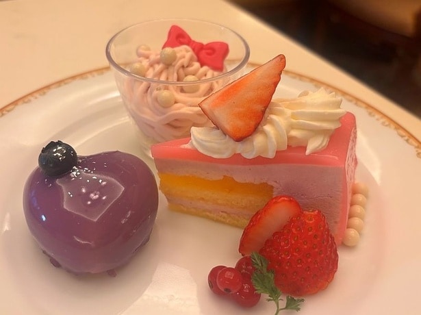 デザートも食のひとときを盛り上げる！(左から時計回りに)「ホワイトチョコレートムース」、「桜のモンブラン」、「ストロベリーとマスカルポーネのムース」