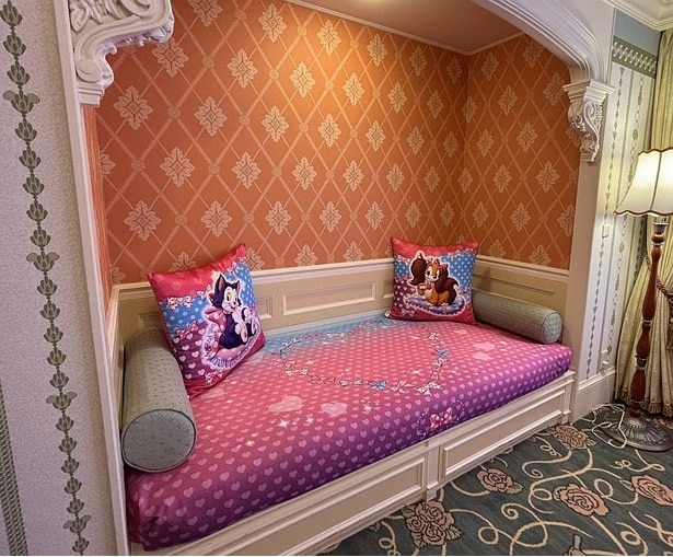 壁のくぼみを使用したアルコーヴベッドには、ミニーが大好きなドット柄デザインのベッドカバーや、ミニーと仲良しのフィガロ、フィフィのクッションがあしらわれている
