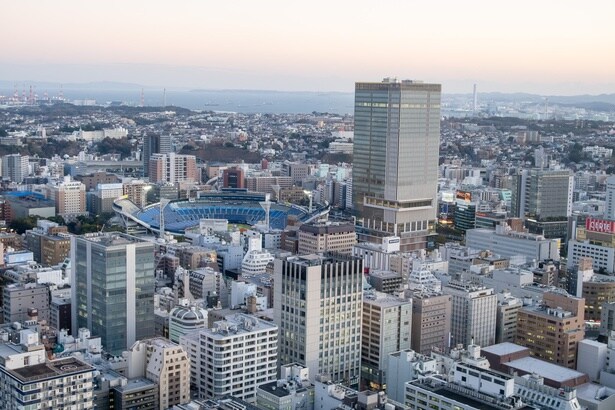 横浜スタジアムや中華街も眺められる。中央の高い建物が、まもなく開業する「OMO7横浜」