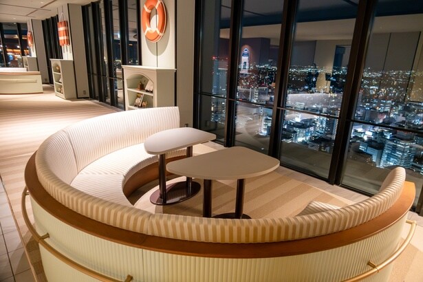 「OMOベース」のエントランスには、テーブルを囲むようにソファ席が2つ用意されている。ちょっとしたプライベート空間で絶景が楽しめる