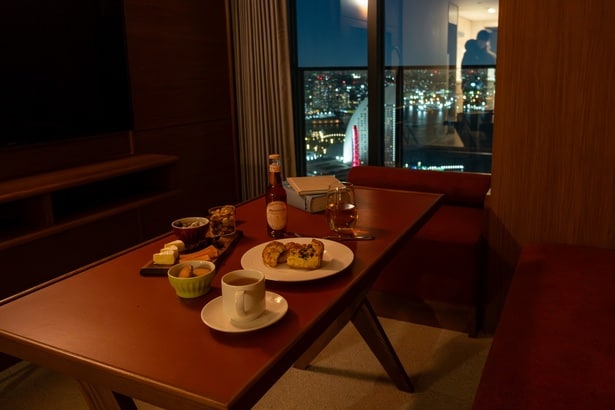 部屋の照明を落として夜景を楽しみながら、1階のスーパーで購入したアルコールや料理で乾杯