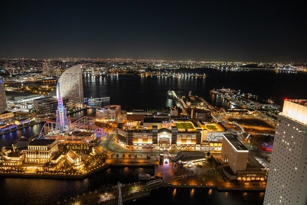 窓の外には、観覧車やワールドポーターズ、新港ふ頭客船ターミナルなど、横浜の名所の夜景も