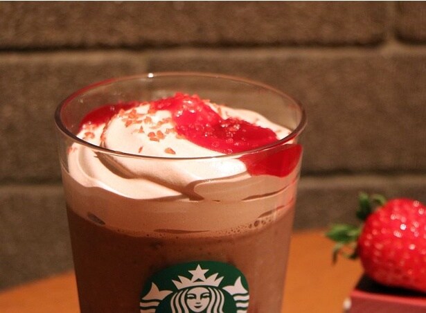 「カカオ & ストロベリー ムース フラペチーノ」のリッチなトッピング。レッドベリーグラサージュソースは華やかな甘酸っぱさを表現。ムース状のショコラも注目ポイント！