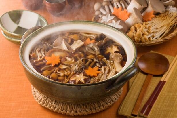 各地域ならではの味わいを気軽に食べ比べられる「一杯鍋」が今年も登場！(写真は長野県のご当地鍋「かもと霜降りひらたけ鍋」)