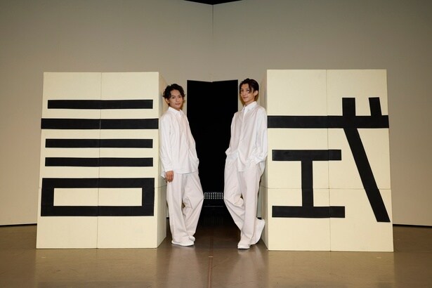 演劇ユニット「言式」として活動する梅津瑞樹さん(右)と橋本祥平さん(左)