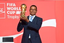 W杯優勝トロフィーが日本上陸、元ブラジル代表ジウベルト・シウバが手にした感想を語る「国を背負うことと同様の重さを感じます」