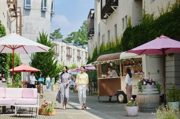 【星野リゾート】ロゼワインの色彩に包まれる！春限定、ロゼ色の街で味わういちごとワインの時間とは？