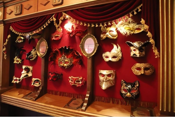 「ビリエッテリーア」には、カーニバルのマスクも飾られている