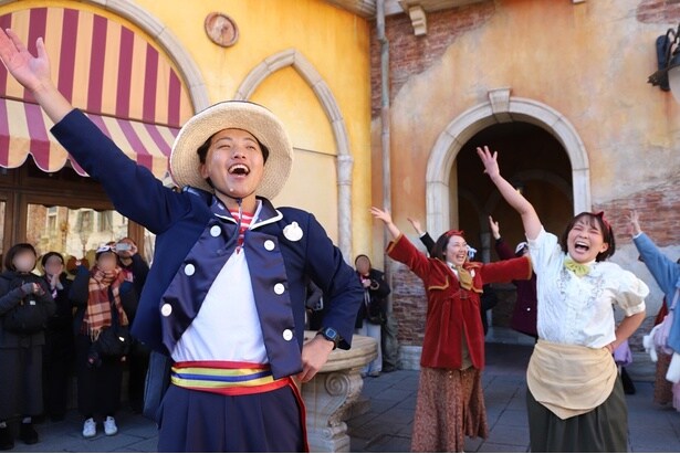 「キャストモーメント」の様子。陽気なキャストたちと一緒に盛り上がろう！