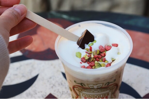 チョコレートを溶かすと、味わい豊かなカフェモカが完成。華やかな見た目もカーニバルにぴったり！「ピスタチオとストロベリーのカフェモカ」(850円)