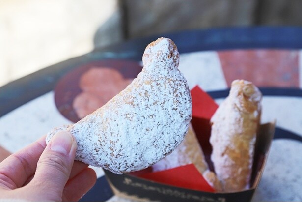 ゴンドラ型の「キアッケレ(コーヒー＆マスカルポーネ)」(680円)は、粉糖がたっぷりまぶされている