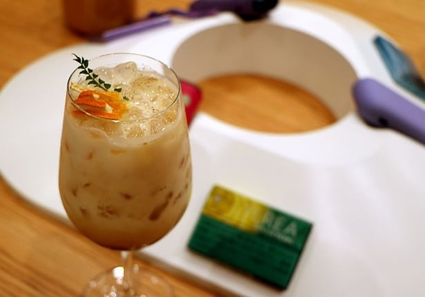「まずは混ぜずに飲むのがおすすめ」とのこと。エスプレッソの味が全体を引き締め、「テリア ステラー パール」との相性も抜群！