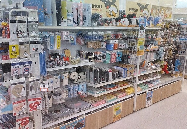  文具やぬいぐるみなど、かわいいピングーグッズがずらり