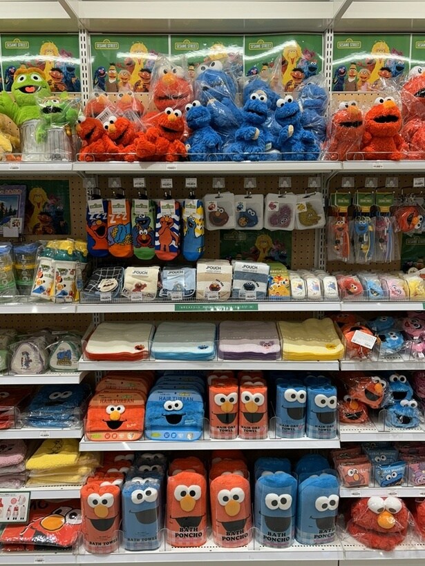 ふわふわのぬいぐるみやかわいい靴下など、エルモたちのアイテムが勢ぞろい