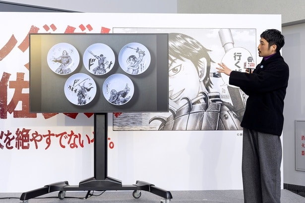 有⽥焼特有の⽩磁と『キングダム』のキャラクターが融合したコラボレーション作品を紹介する井上祐希さん