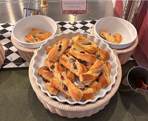 【写真】ブッフェ台にもミッキーモチーフ!?サクサクで美味な「クランベリーツイスト」