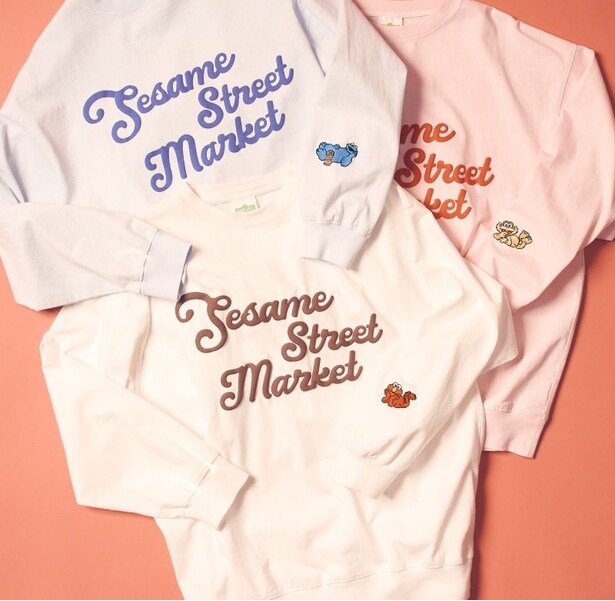 「バレンタイン発泡プリントロンT」。(左上より時計回り)「ライトブルー(クッキーモンスター)」、「ライトピンク(ゾーイ)」、「ホワイト(エルモ)」で展開。ヴィンテージムードたっぷりのブランドロゴが大胆にあしらわれている