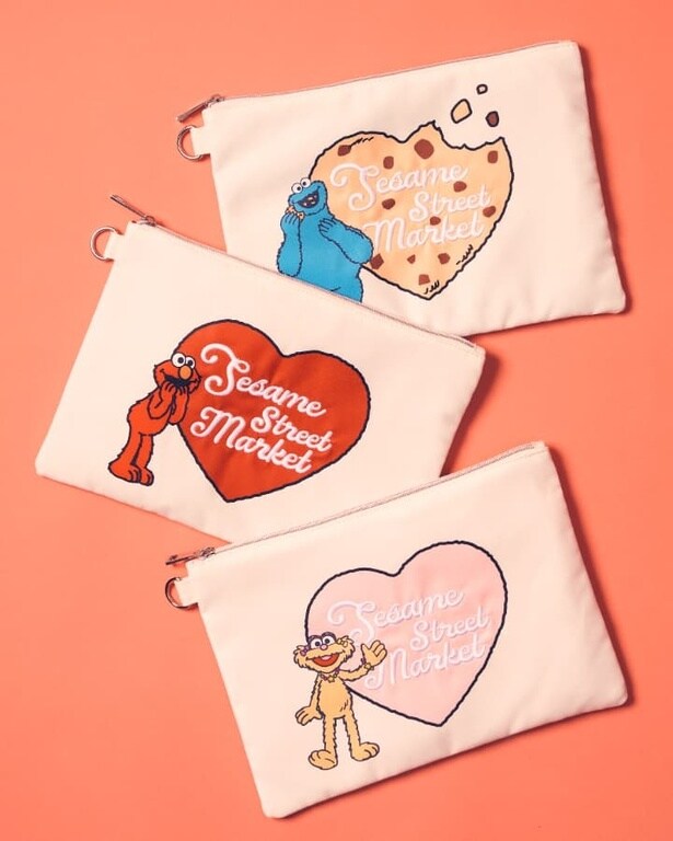 ギフトにもおすすめのフラットな「ポーチ」。キャッチーなオリジナルアートが大胆にあしらわれている