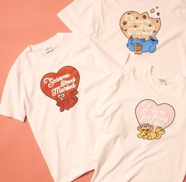 「バレンタインTシャツ」。(左より時計回り)「レッド(エルモ)」、「ブルー(クッキーモンスター)」、「ピンク(ゾーイ)」