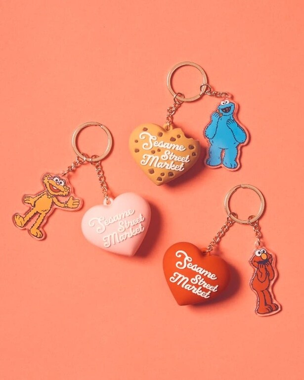 「シリコンチャーム」は、動く度に揺れるハートやキャラクターのモチーフがかわいい！