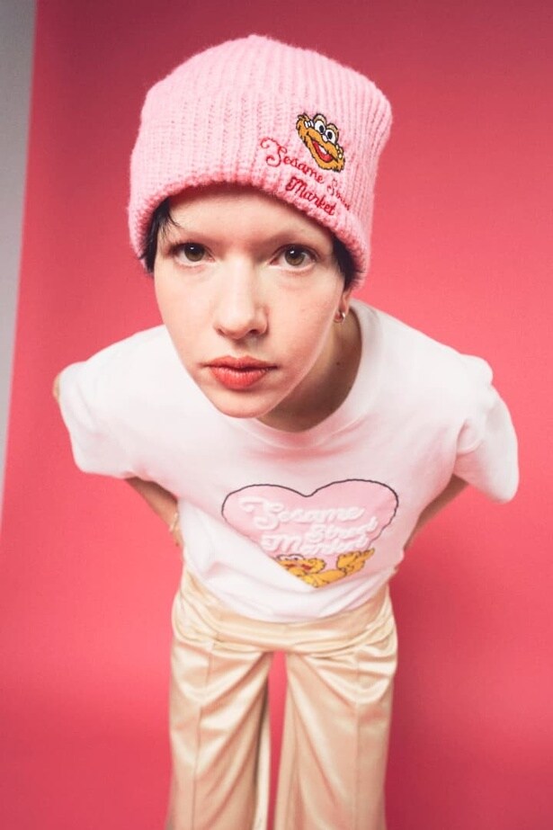 ビビッドなカラーリングと柔らかな被り心地が魅力！フロントにはヴィンテージムード漂うブランドロゴとキャラクターのワンポイントが刺しゅうされている