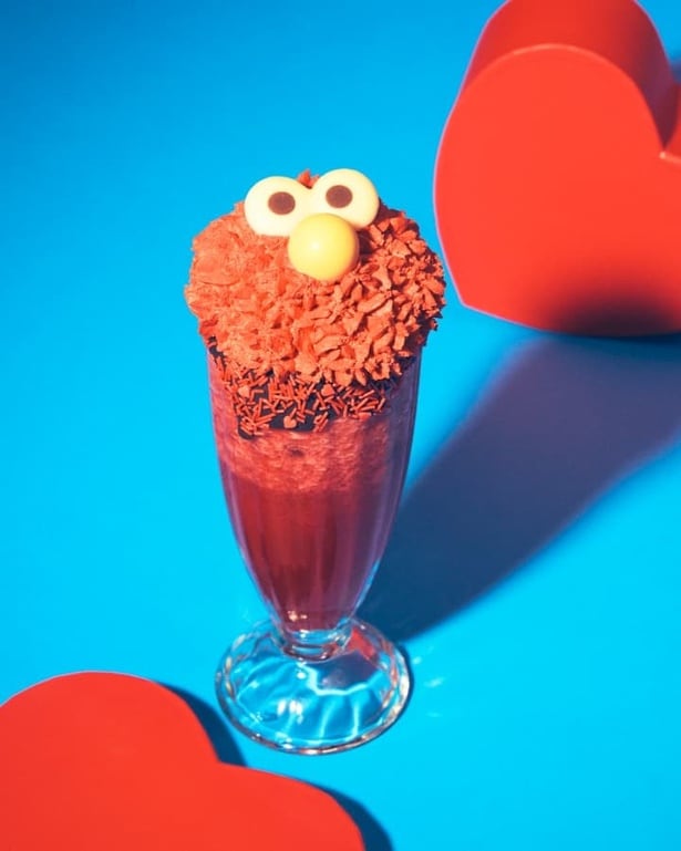 「エルモ ベリーシェイク」。フランボワーズシャーベットをベースに、バニラアイスを浮かべた。ラズベリーピューレたっぷりのホイップと、エルモを表現するチョコがポイント！