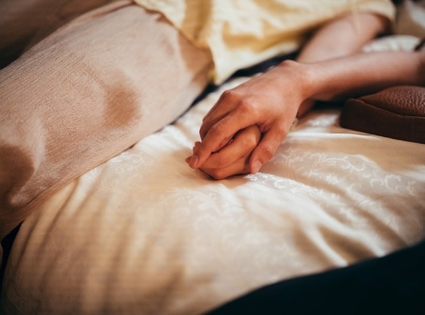 そっと重ねられた手が、2人の絆を物語る