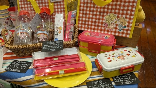 お弁当箱やドリンクボトル、ギンガムチェックのトートバッグなど、ランチタイムが楽しくなるアイテムが勢ぞろい