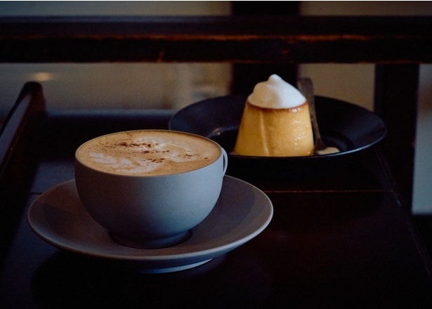 「ラムラテ」(HOT850円※アルコール入り)。「プリン」(550円)など手づくりのスイーツも人気