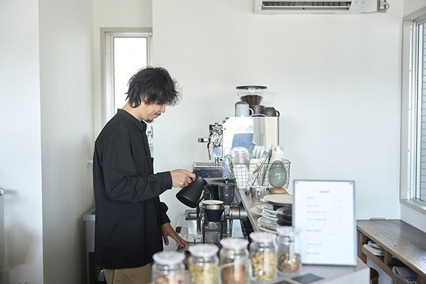 コーヒーの抽出は大原さんが担当