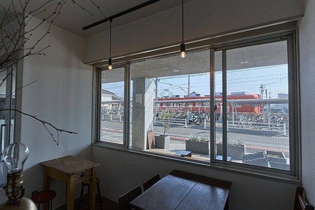 窓からは、いよてつ(伊予鉄道)のオレンジ色の電車が行き交う様子が目の前に