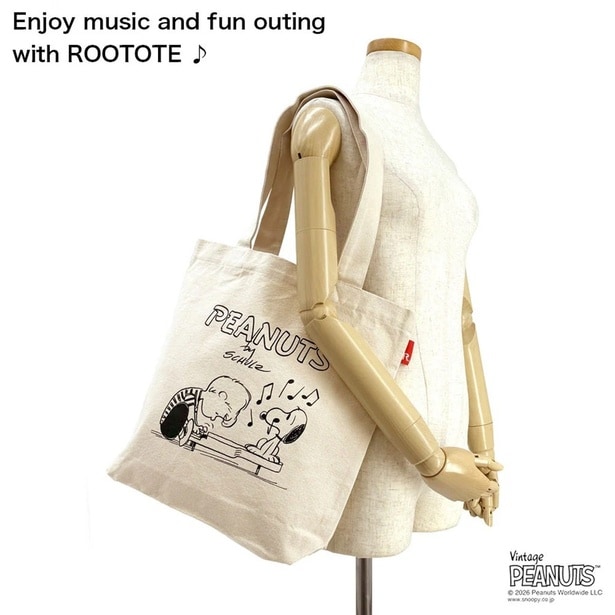 肩にかけるとこんな感じ。A4サイズがすっぽり入る縦型フォルムで、通勤・通学からおでかけまで幅広く活躍